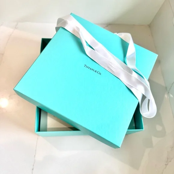 Tiffany & Co Big Tiffany Gift Box in Tiffany Blue Signature color 💚💙🎁 - Picture 8 of 16